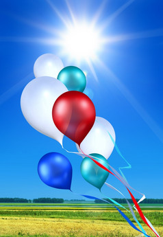 玩具气球飙升的的蓝色的天空下闪亮的太阳