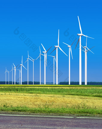 美丽的绿色草地与风涡轮机生成<strong>电</strong>