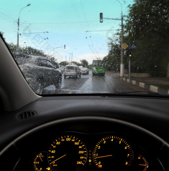 雨滴车挡风玻璃交通城市