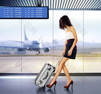 旅游信息标志机场而且美丽的乘客与行李
