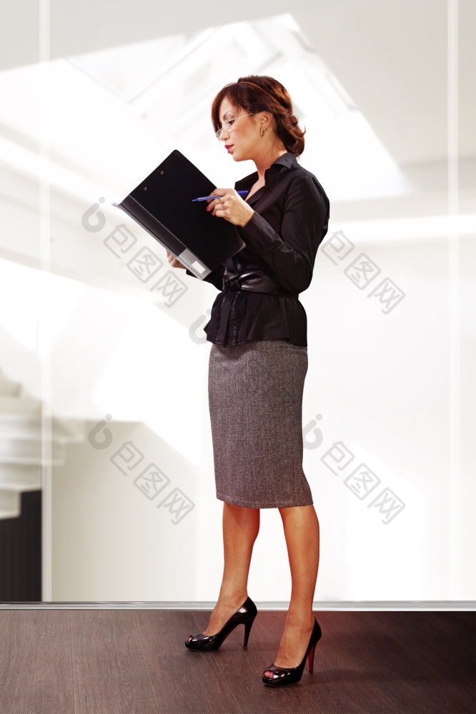 成功的业务女人读取文档现代办公室