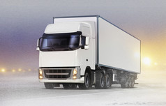 白色卡车与货物容器冰路暴雪