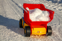 玩具卡车删除雪的路冬天