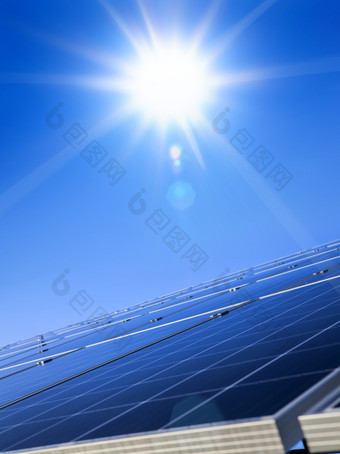 太阳在蓝色的太阳能面板可再生替代太阳能能源太阳能植物天空背景