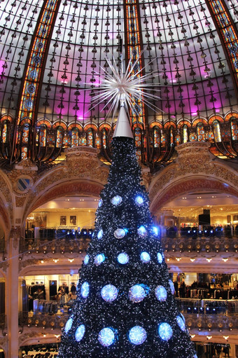 的圣诞节树画廊拉斐特贸易展馆与香水巴黎法国许多著名的香水品牌代表他们的生产在这里