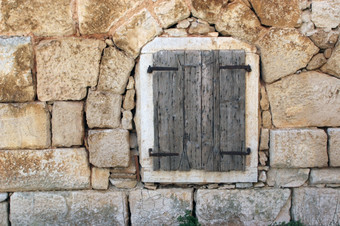 <strong>关闭窗口</strong>的老地中海石头房子