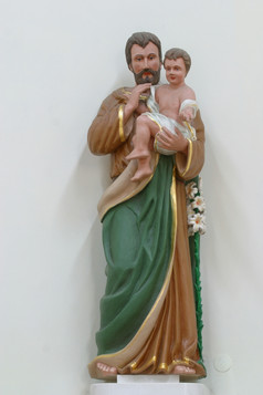 圣约瑟夫持有婴儿耶稣