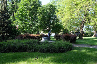 喷泉与雕塑挽歌的著名的克罗地亚雕塑家伊万娜草皮罗科夫perivoj萨格勒布克罗地亚