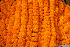 花和花环为出售的花市场的影子的haora桥加尔各答