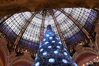 巴黎11月的圣诞节树画廊拉斐特贸易展馆与香水11月巴黎法国许多著名的香水品牌代表他们的生产在这里