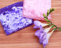 淡紫色而且粉红色的肥皂与花木背景水疗中心作文