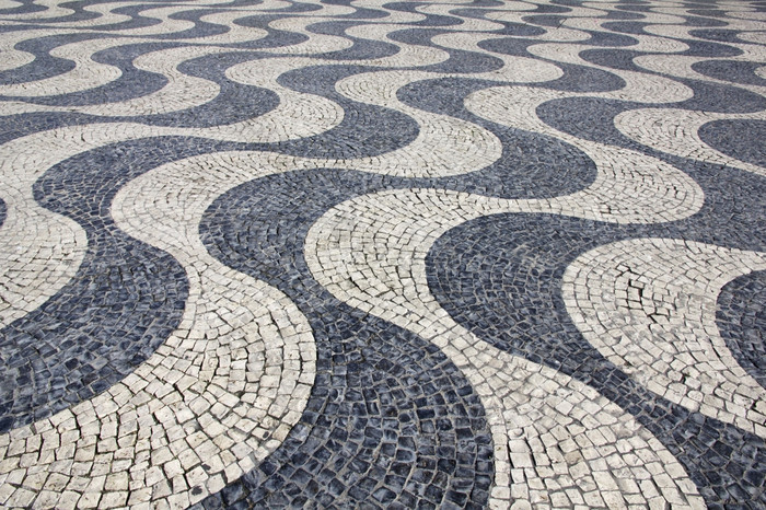 葡萄牙里斯本典型的葡萄牙语鹅卵石手工制作的人行道上