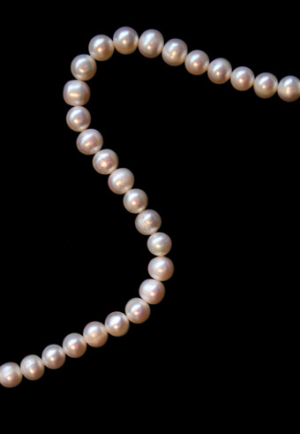 白色珍珠的黑色的丝绸可以使用背景