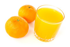 两个mandarines而且汁玻璃白色背景