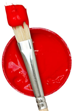 红色的油漆与画笔孤立的白色背景