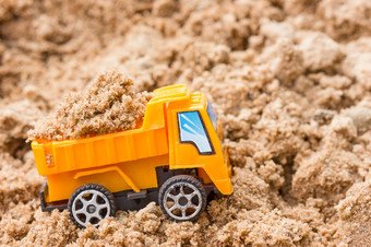 建设概念橙色转储卡车完全加载<strong>沙子</strong>