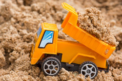 转储卡车卸载土壤的沙子建设网站