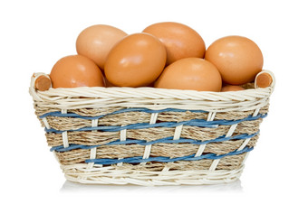 鸡蛋躺编织篮子的白色背景