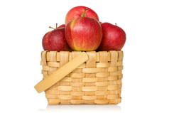 木篮子完整的红色的苹果孤立的白色背景