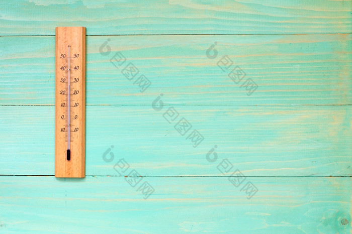 温度计的木墙显示高温度附近度