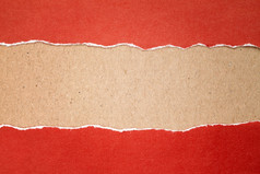 撕裂红色的纸与纸板背景为你的文本