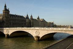 桥在的河他的巴黎法国