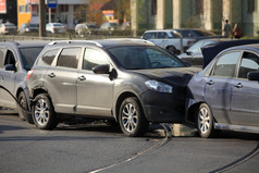 事故涉及三个汽车