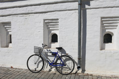 自行车白色墙
