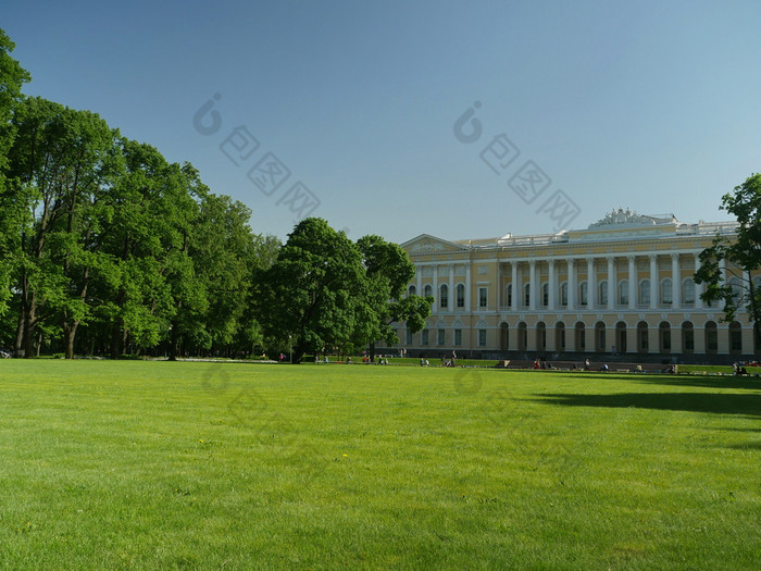 彼得堡俄罗斯五月绿色草坪上的公园前面的皇家宫绿色草坪上前面皇家宫