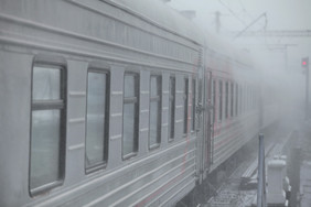 冬天铁路火车通过的雪距离冬天铁路
