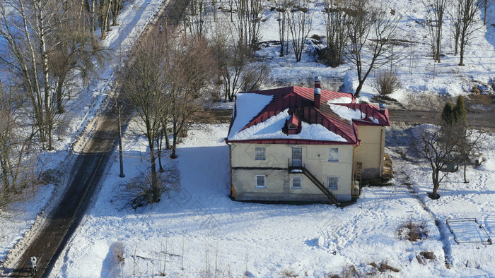 农村房子的雪冬天前视图农村房子与红色的屋顶的雪