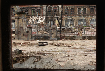 废墟的摧毁了城市的观点地下室窗口摧毁了城市的观点地下室窗口