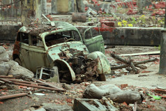 破坏了车在废墟街的城市车在的废墟