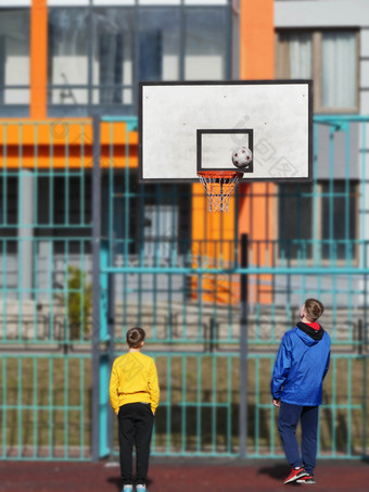 青少年玩篮球的操场上青少年玩篮球
