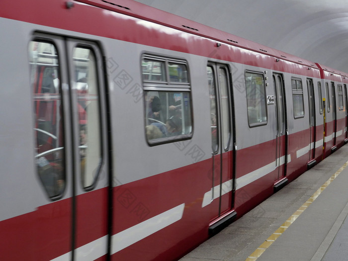 彼得堡俄罗斯4月红色的地铁火车运动红色的地铁火车运动