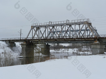 美国<strong>钢铁</strong>路桥在的河冬天景观美国<strong>钢铁</strong>路桥