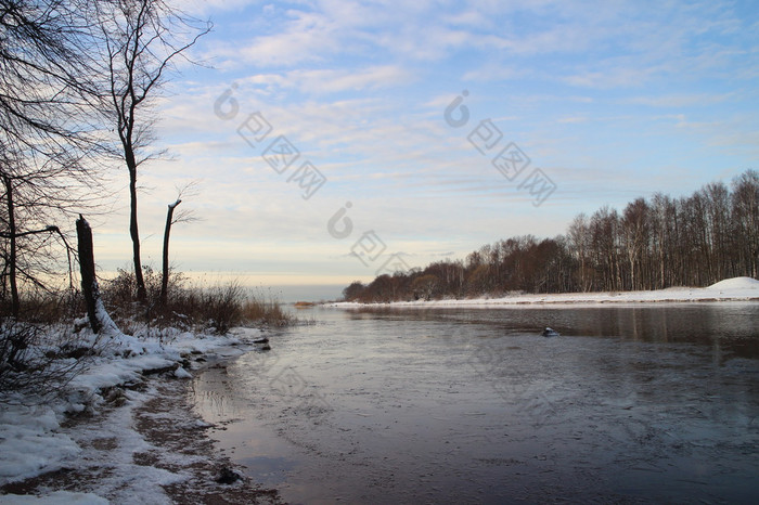 湖边白色冬天景观冰的水湖边冬天景观