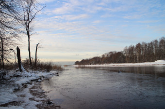 湖边白色冬天景观冰的水湖边冬天景观
