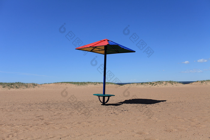 太阳雨伞空海滩阳光明媚的一天太阳雨伞空海滩