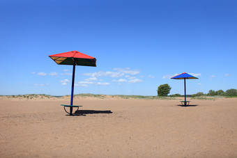 海滩沙丘太阳雨伞风人海滩沙丘太阳雨伞风