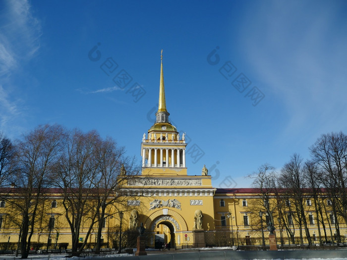 彼得堡俄罗斯3月海军上将的职位建筑主要入口与塔和金尖塔与天气叶片海军上将的职位建筑与金尖塔