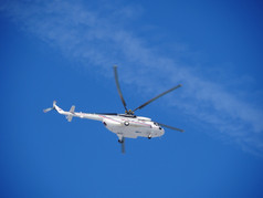 彼得堡俄罗斯1月俄罗斯直升机咪咪电视苍蝇的蓝色的天空俄罗斯直升机咪咪电视苍蝇