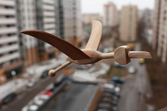 木鸟玩具飞行在的城市特写镜头