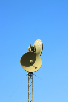 绿色卫星沟通菜桅杆的蓝色的天空