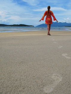 年轻的女人热带海滩朗考岛马来西亚