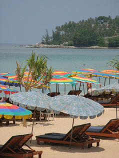 色彩斑斓的太阳雨伞素林海滩普吉岛岛