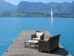 浪漫的视图的湖Thun瑞士