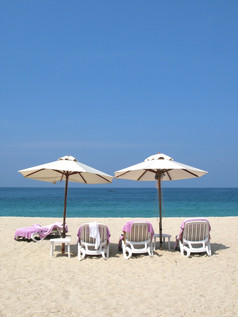太阳雨伞而且椅子的邦涛海滩普吉岛岛