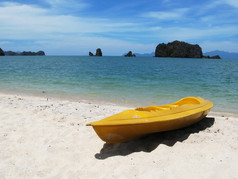 黄色的皮艇的著名的海角鲁海滩朗考马来西亚