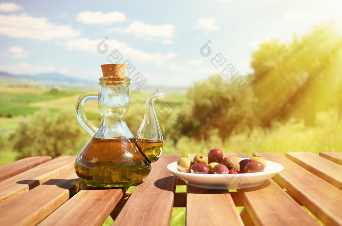 橄榄石油而且橄榄的木表格对托斯卡纳景观意大利